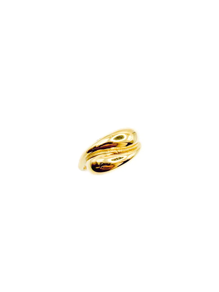 Bague dorée au design croisé et volumineux, vue du dessus montrant son ses formes arrondies