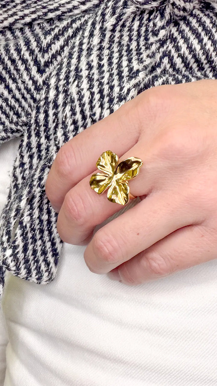 femme avec bague grosse fleur doré en acier inoxydable doré