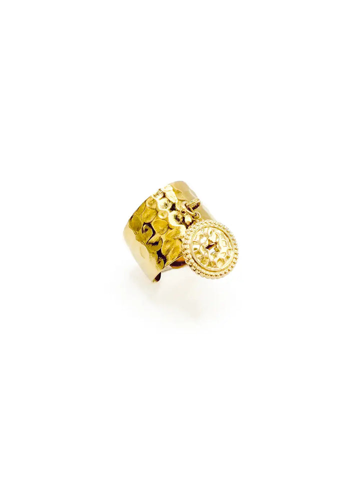 Bague femme large avec charm médaillon étoile martelé en acier inoxydable doré