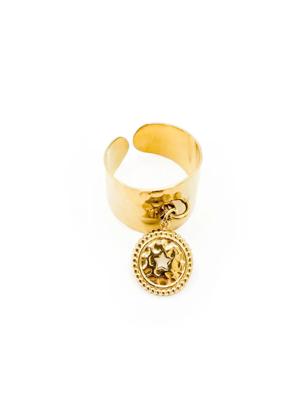 Détail de la bague dorée avec médaillon étoile en relief et contour perlé