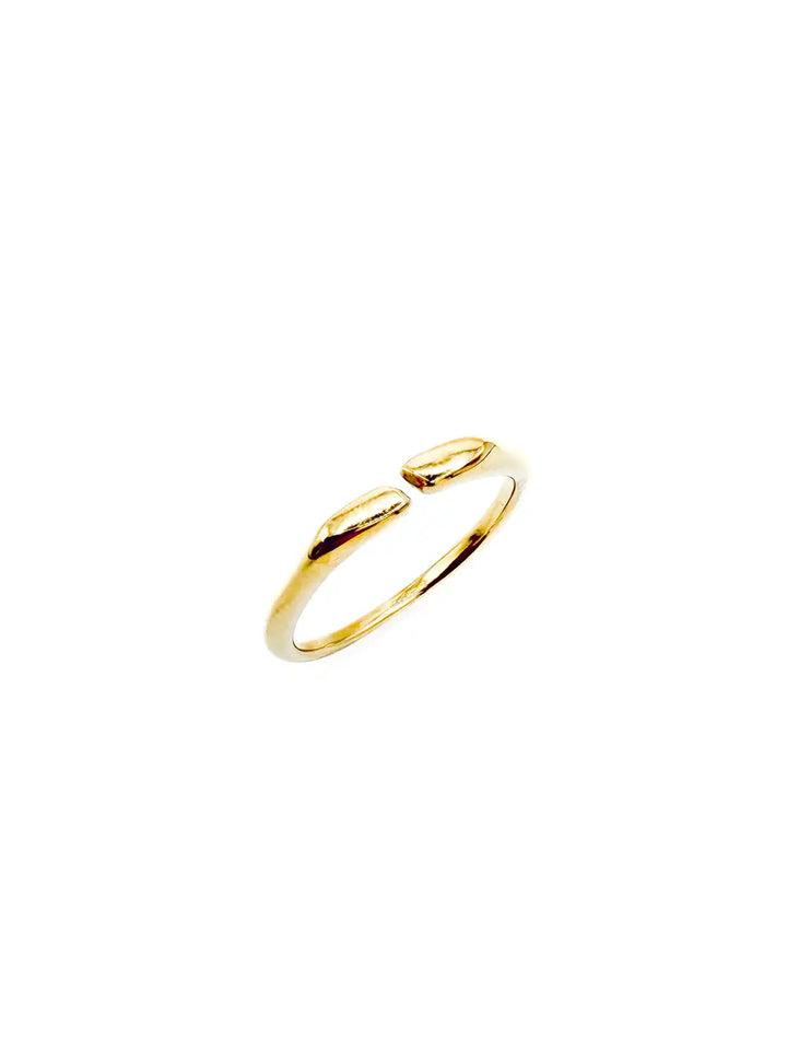 Bague minimaliste dorée avec ouverture sur le dessus et finition brillante