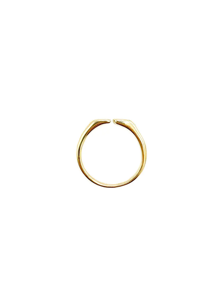 Bague fine dorée portée au doigt, bijou minimaliste pour femme idéal en accumulation
