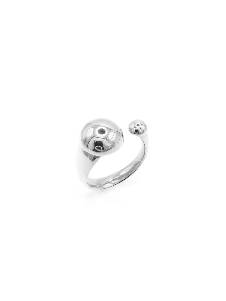 Bague boules asymétriques argentée pour femme avec deux sphères de tailles différentes et anneau ouvert