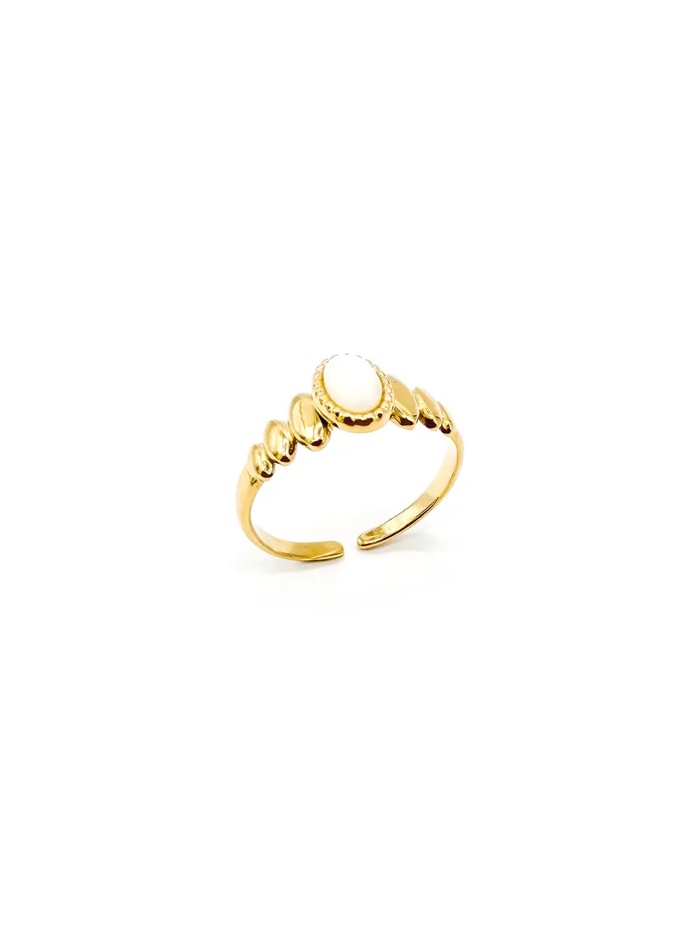 Bague dorée ajustable en acier inoxydable avec cabochon ovale en nacre blanche et motifs dorés en relief