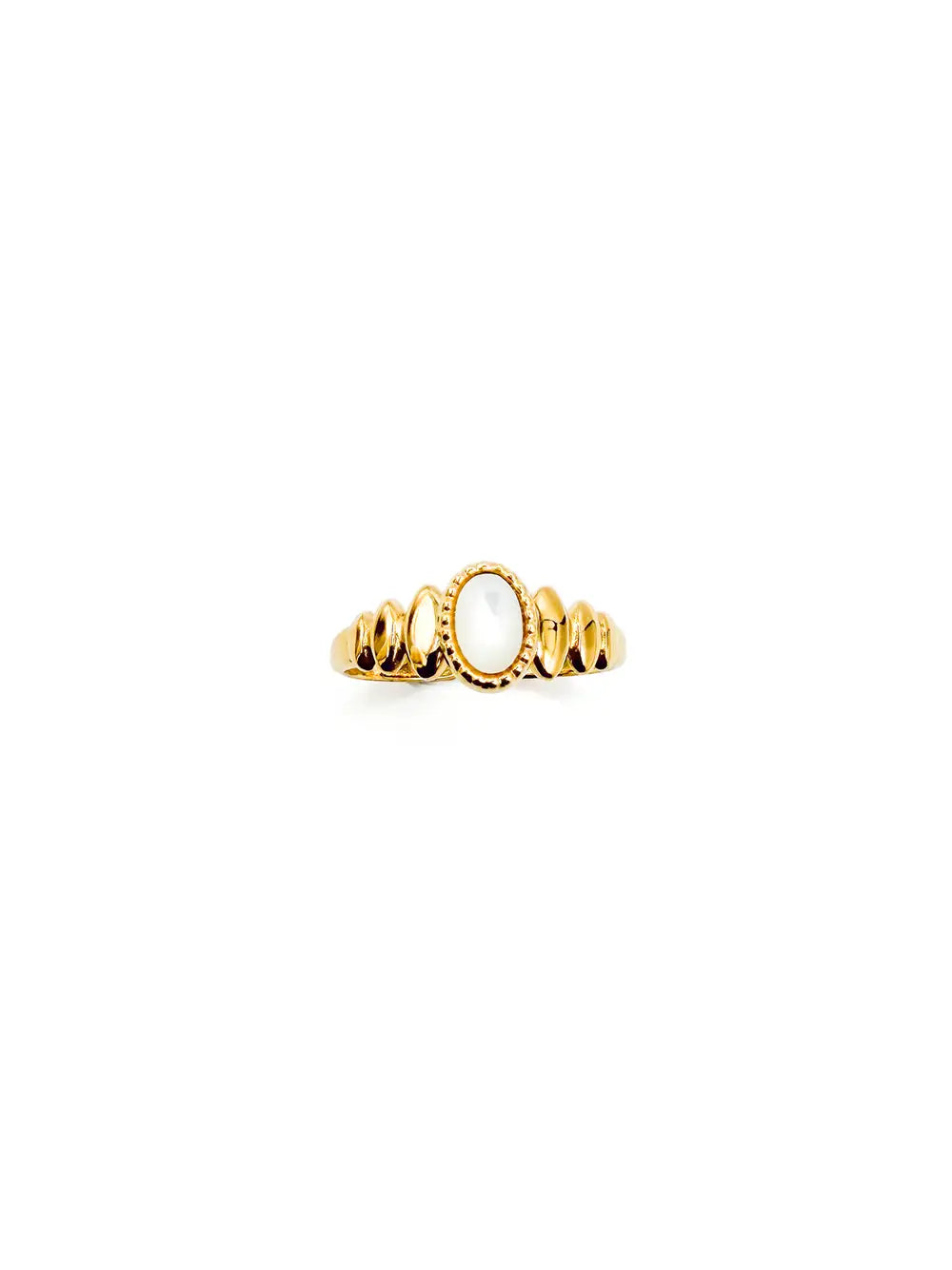 détails bague femme fine dorée avec petite pierre ovale en nacre blanche