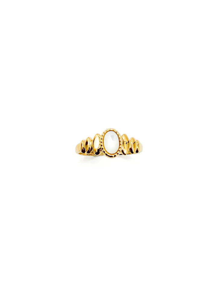 détails bague femme fine dorée avec petite pierre ovale en nacre blanche