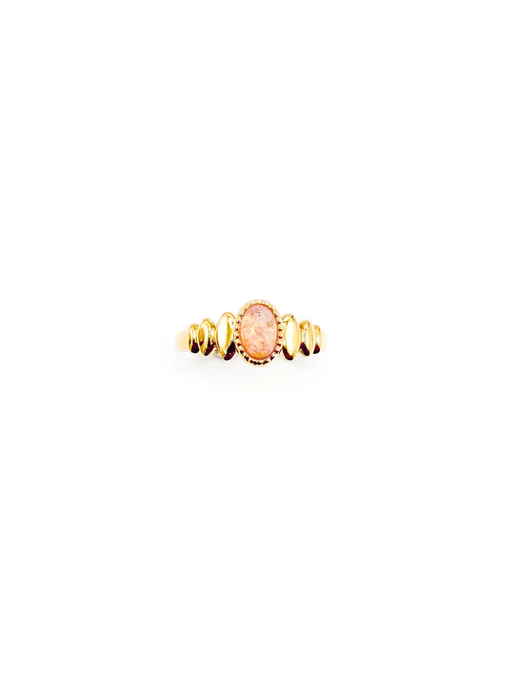 détail bague femme fine dorée en acier inoxydable dorée avec une pierre ovale en quartz rose.