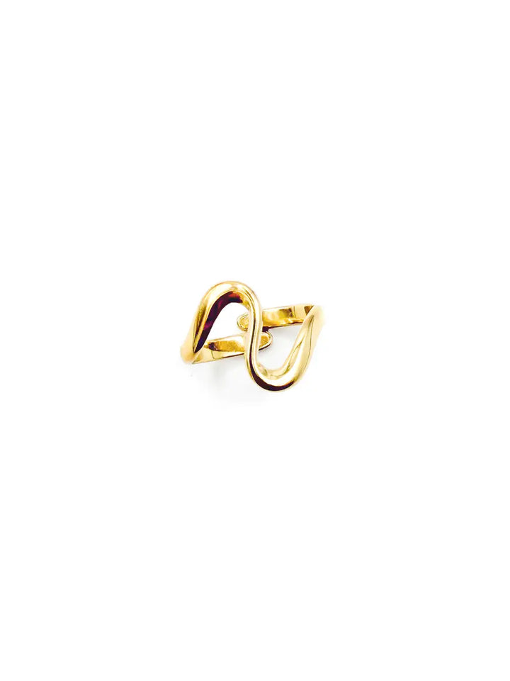 Bague dorée originale en forme de vague avec courbes sculpturales et finition brillante
