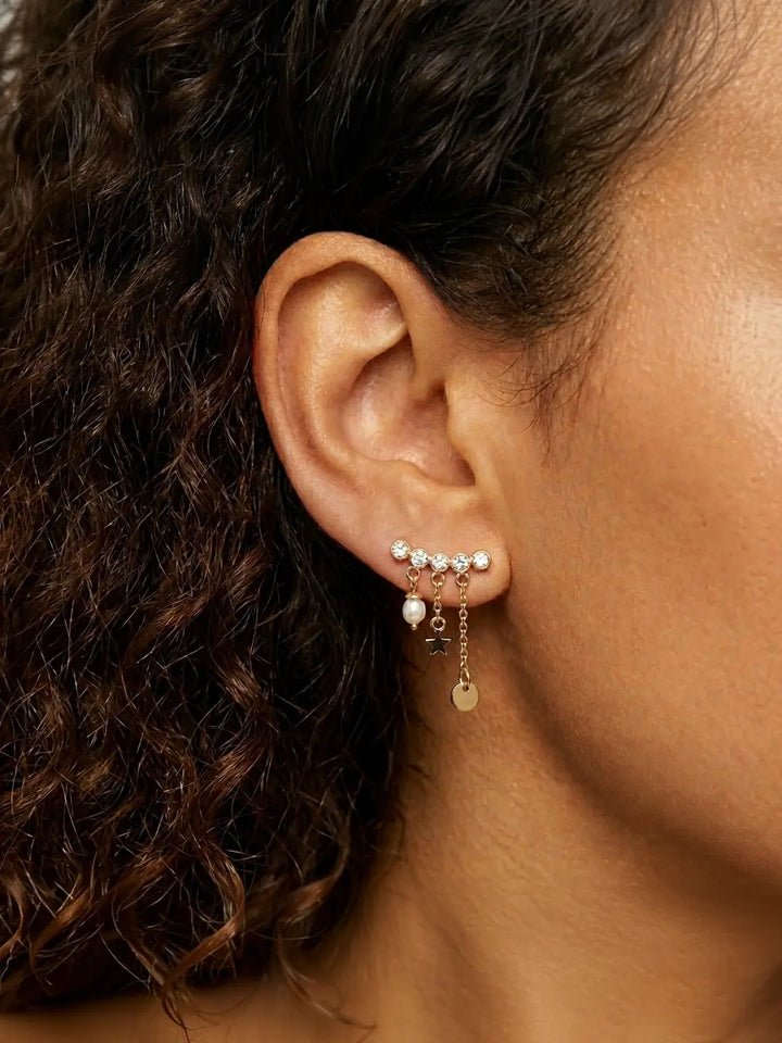 femme portant des boucles d&