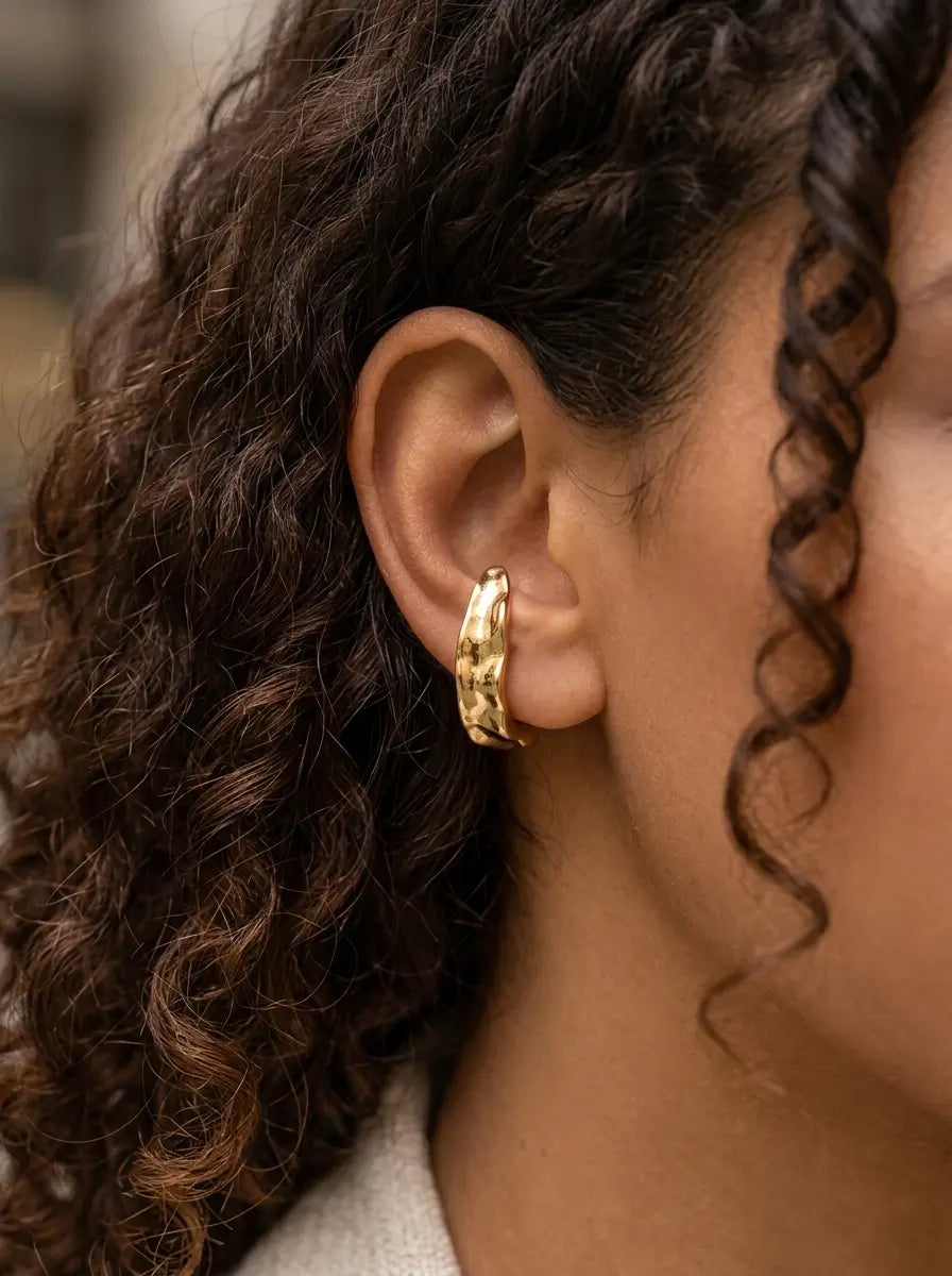 femme portant des boucles d&