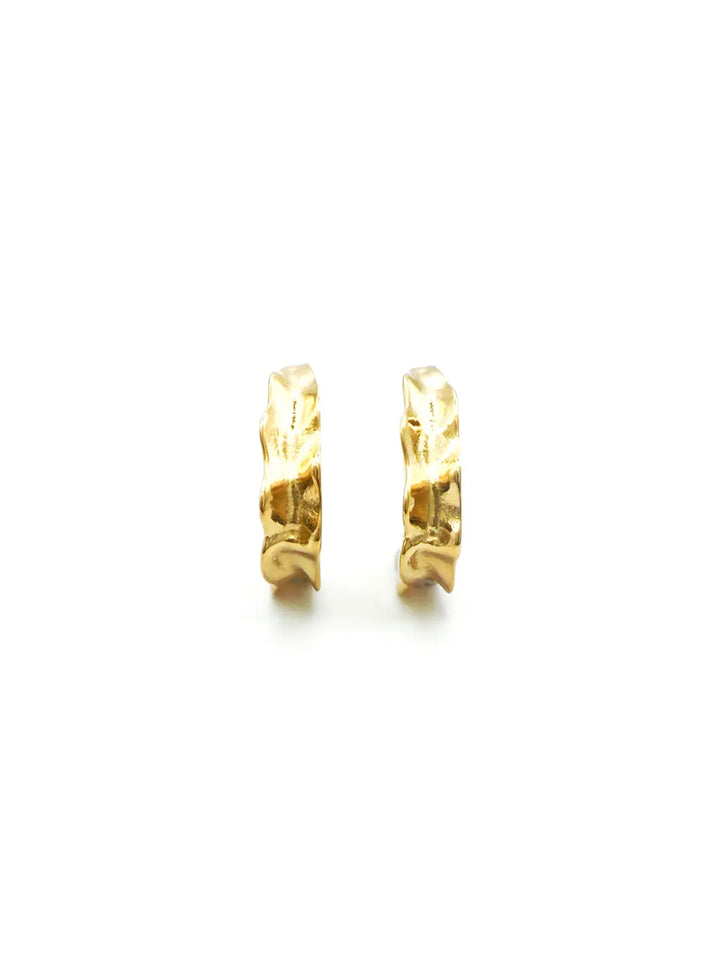 Boucles d’oreilles manchette dorée texture organique corail