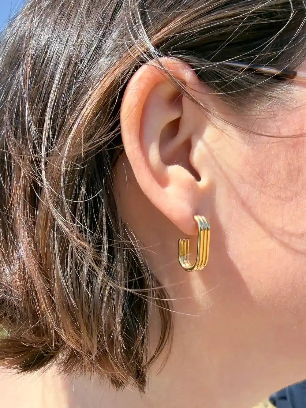 petites créoles géométriques et graphiques pour femme en acier inoxydable dorée