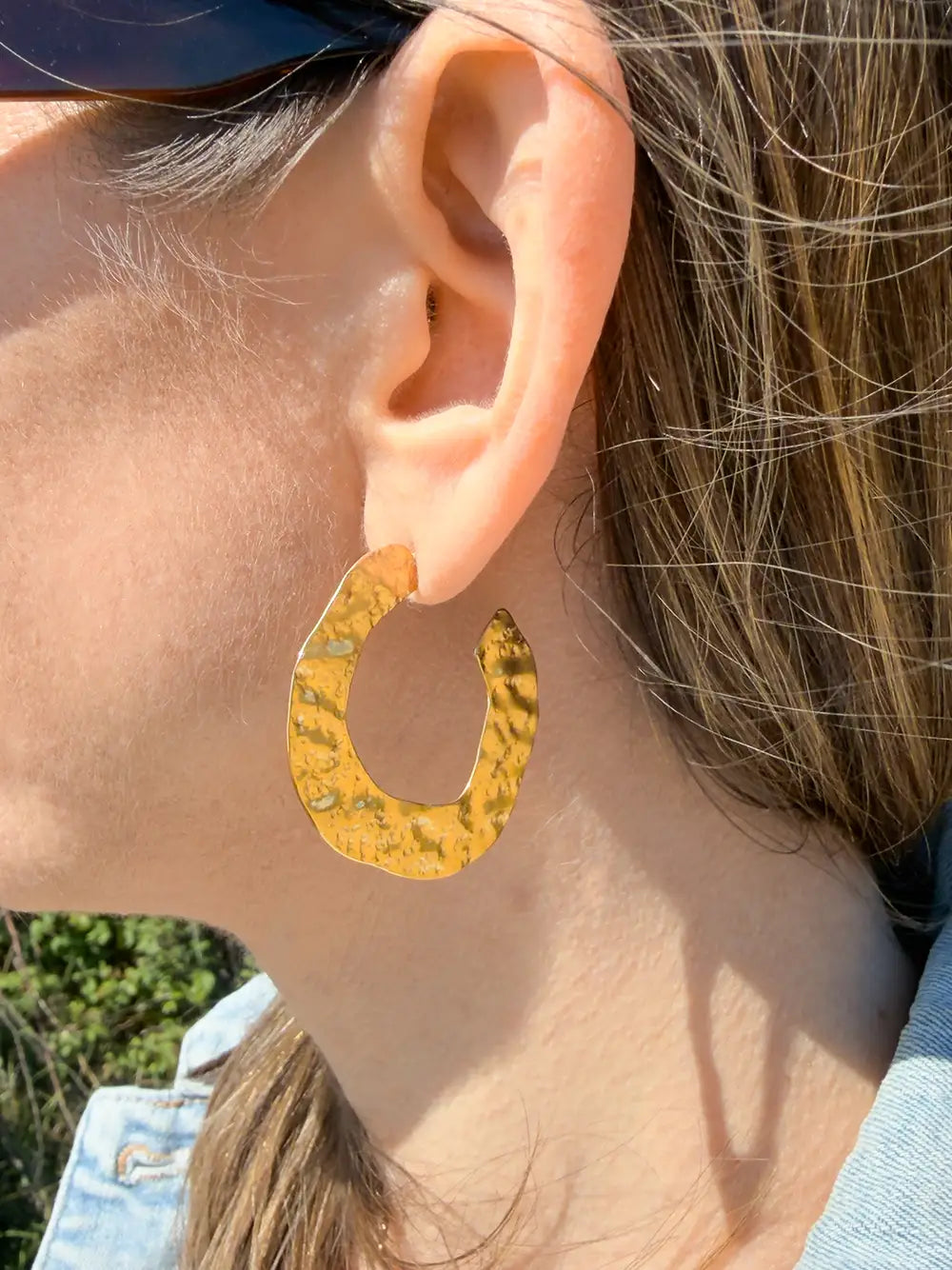 boucles d'oreilles créoles plates et martelée pour femme en acier inoxydable dorée