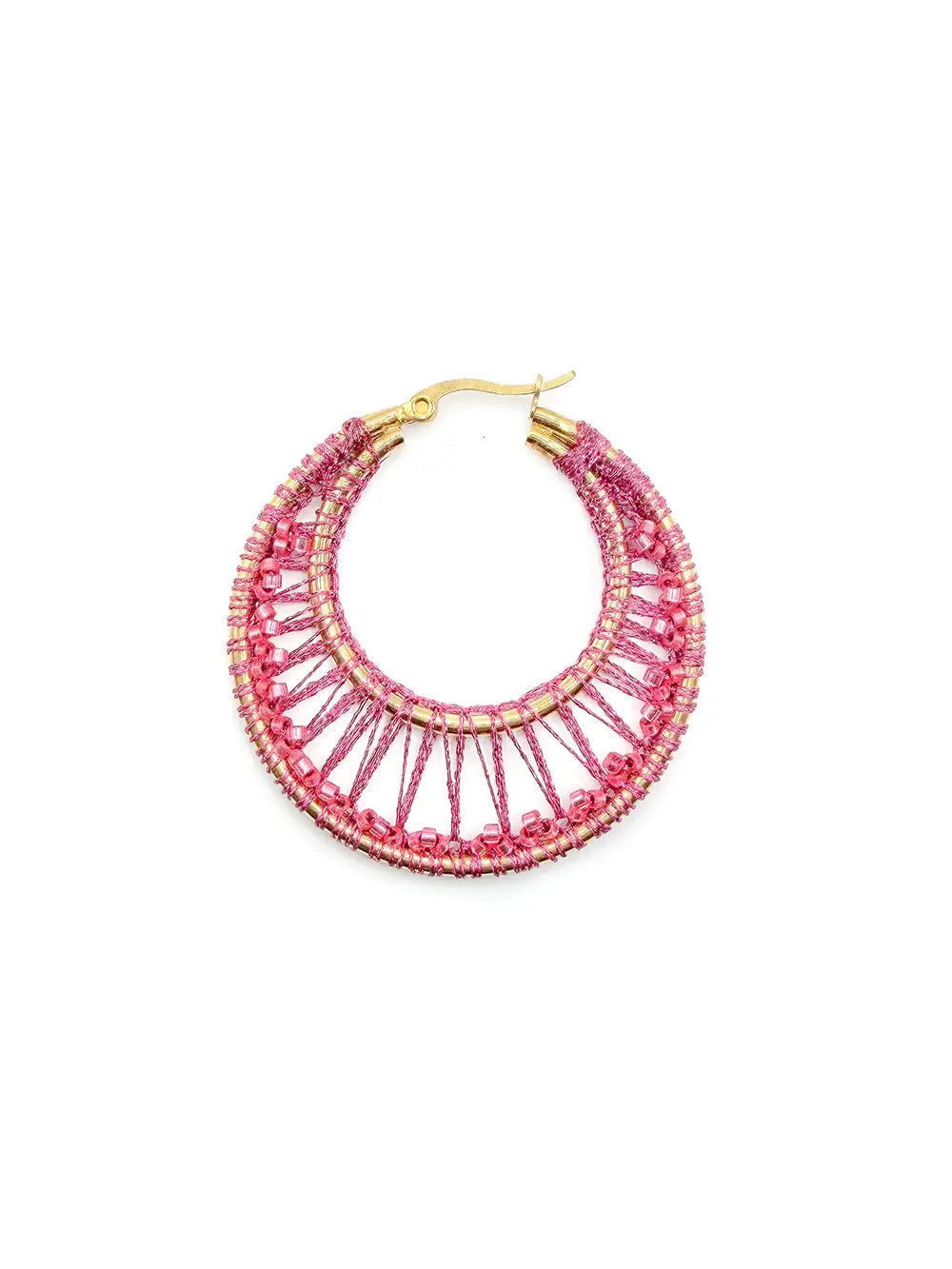 Détails d'une boucle d'oreilles avec tissage perles roses fait main en France en vendée