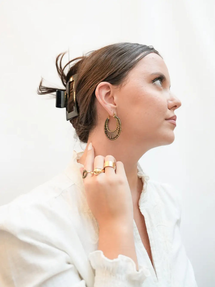 femme portant des boucles d&