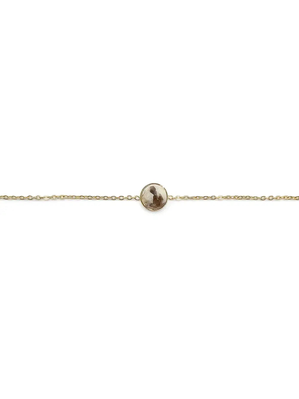 Bracelet chaîne fine dorée orné d’une pierre naturelle ronde