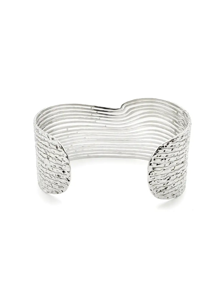 Bracelet manchette femme argenté effet martelé