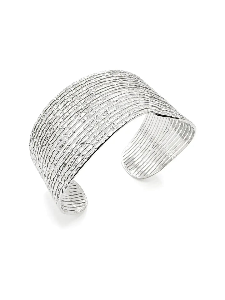 Bracelet manchette argenté large à lignes martelées