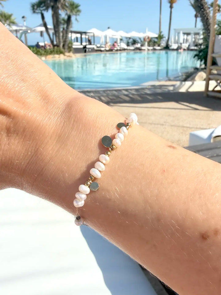 Bracelet femme perles d’eau douce et acier inoxydable doré