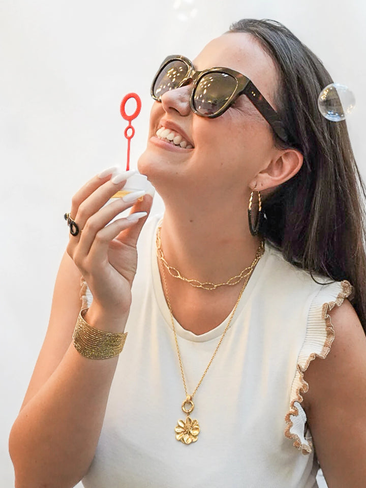 femme portant des bijoux dorée en acier inoxydable de qualité de marque Viva Yuza : collier, boucle d&