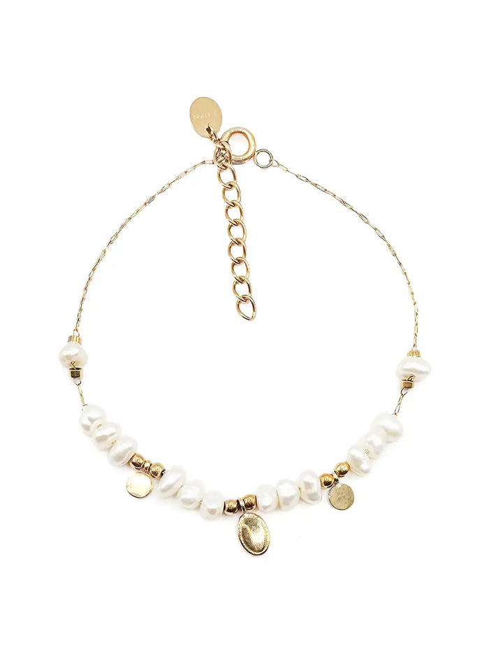 Bracelet perles d’eau douce blanches et pampilles dorées