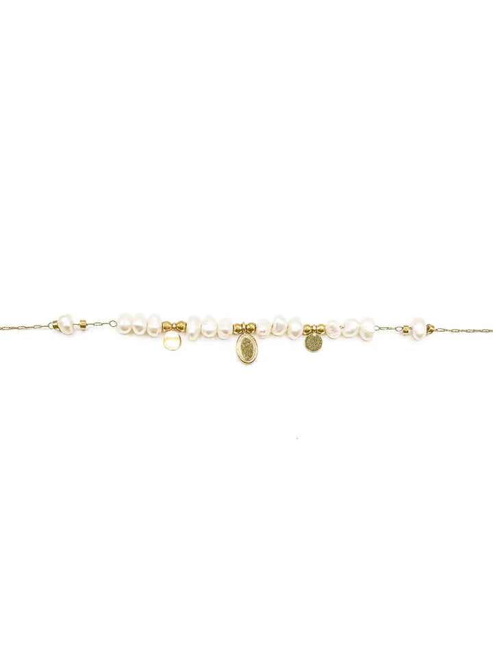 Bracelet perles blanches naturelles et médailles dorées