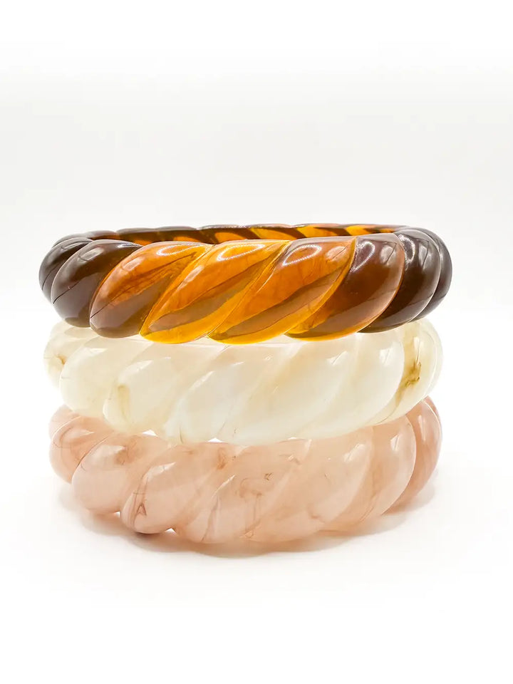 bracelets larges en résine coloré rose poudré, blanc marbré et ambre