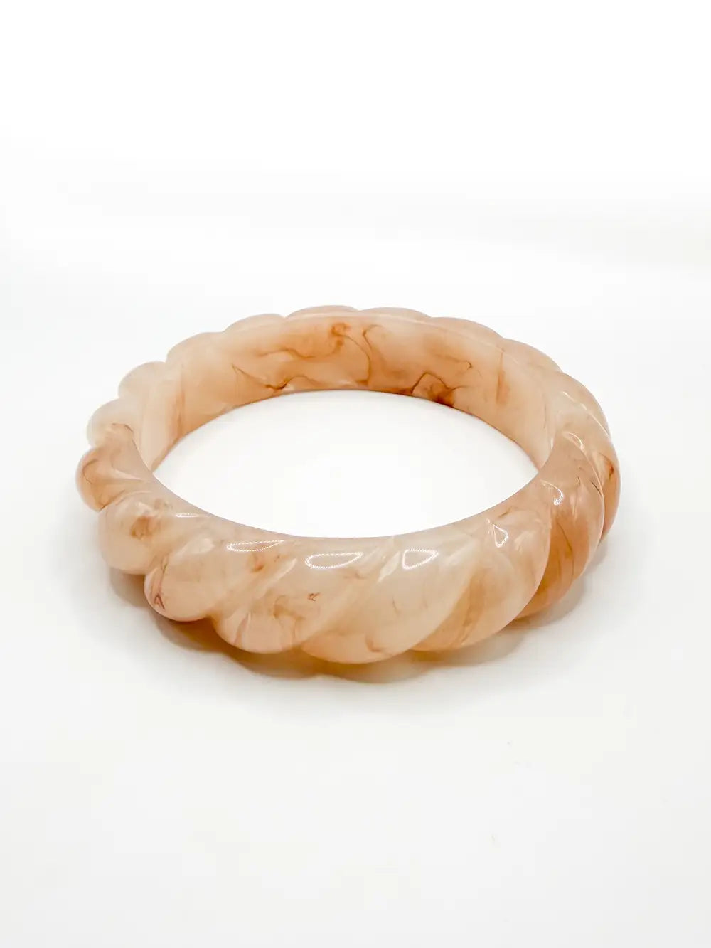 Bracelet jonc large torsadé en résine rose poudré avec marbrures