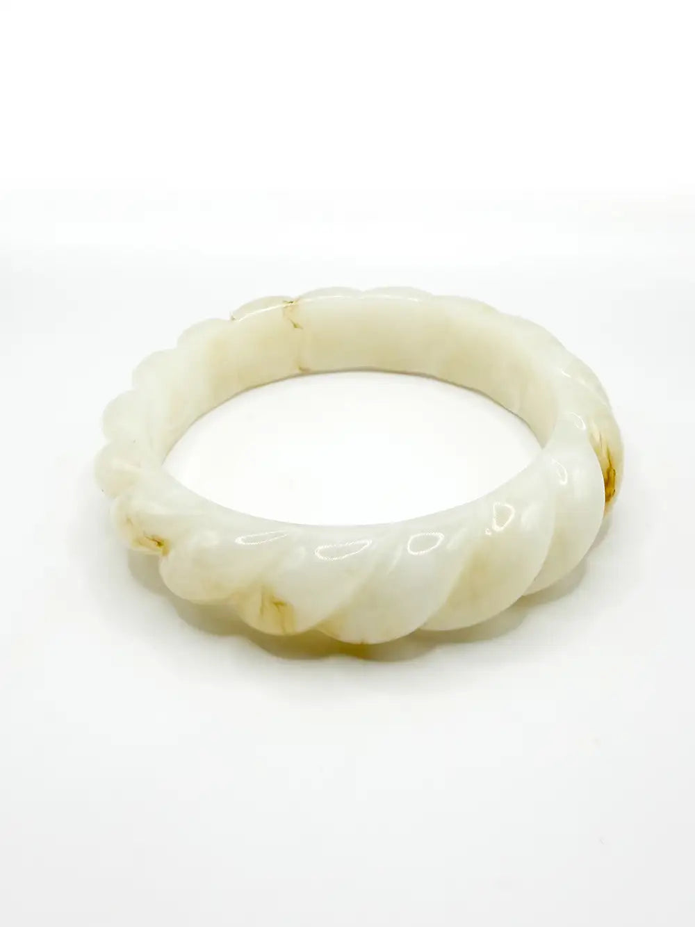 Bracelet jonc large blanc en résine marbrée aux courbes torsadées