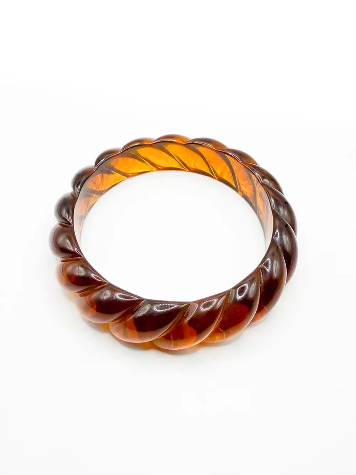 Bracelet rigide en résine ambre translucide avec effet torsadé