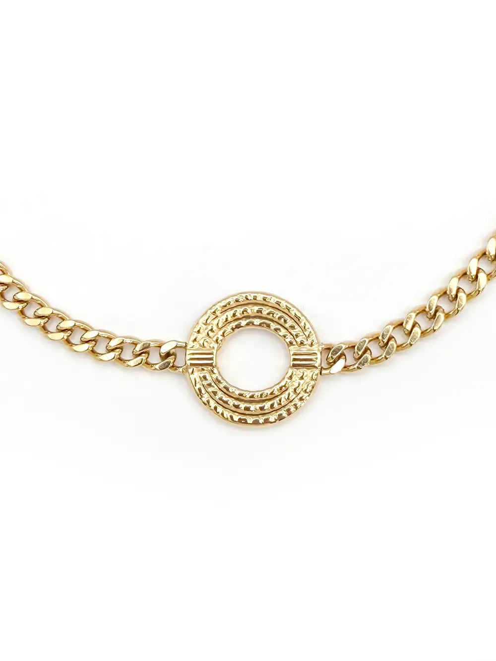 Collier doré court avec cercle graphique strié
