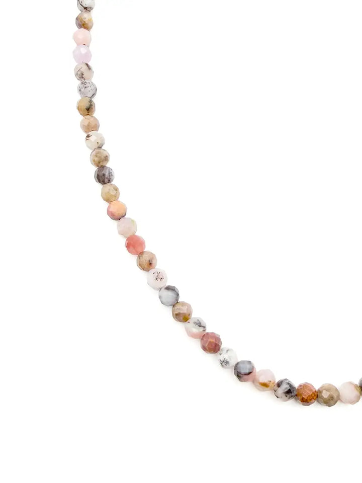 détail perles naturelles en opale rose sur collier femme
