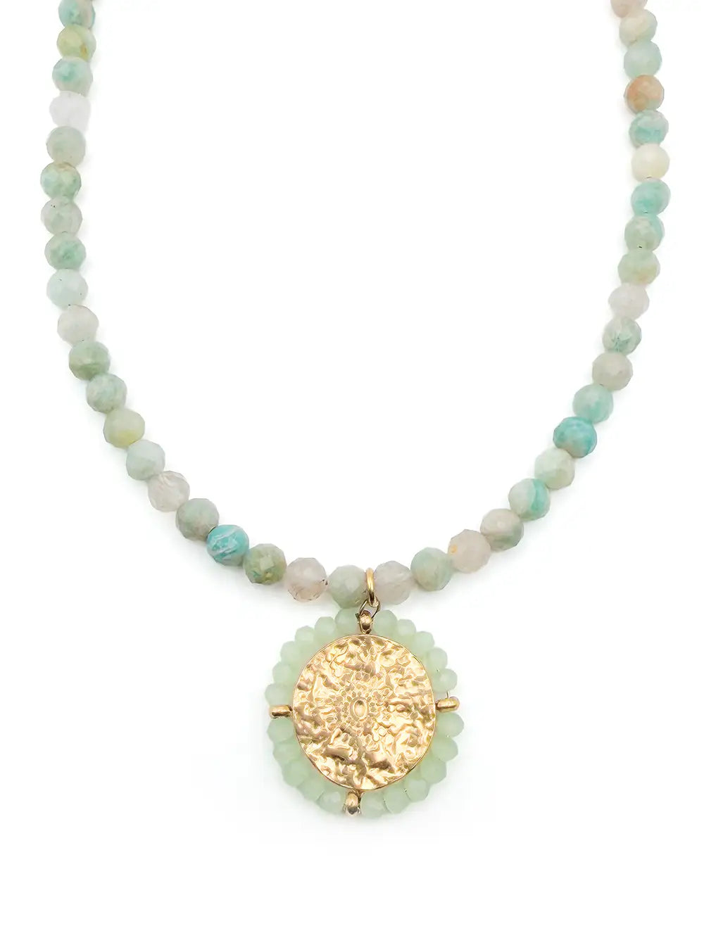 détail pendentif rond martelé entouré de perles sur collier amazonite