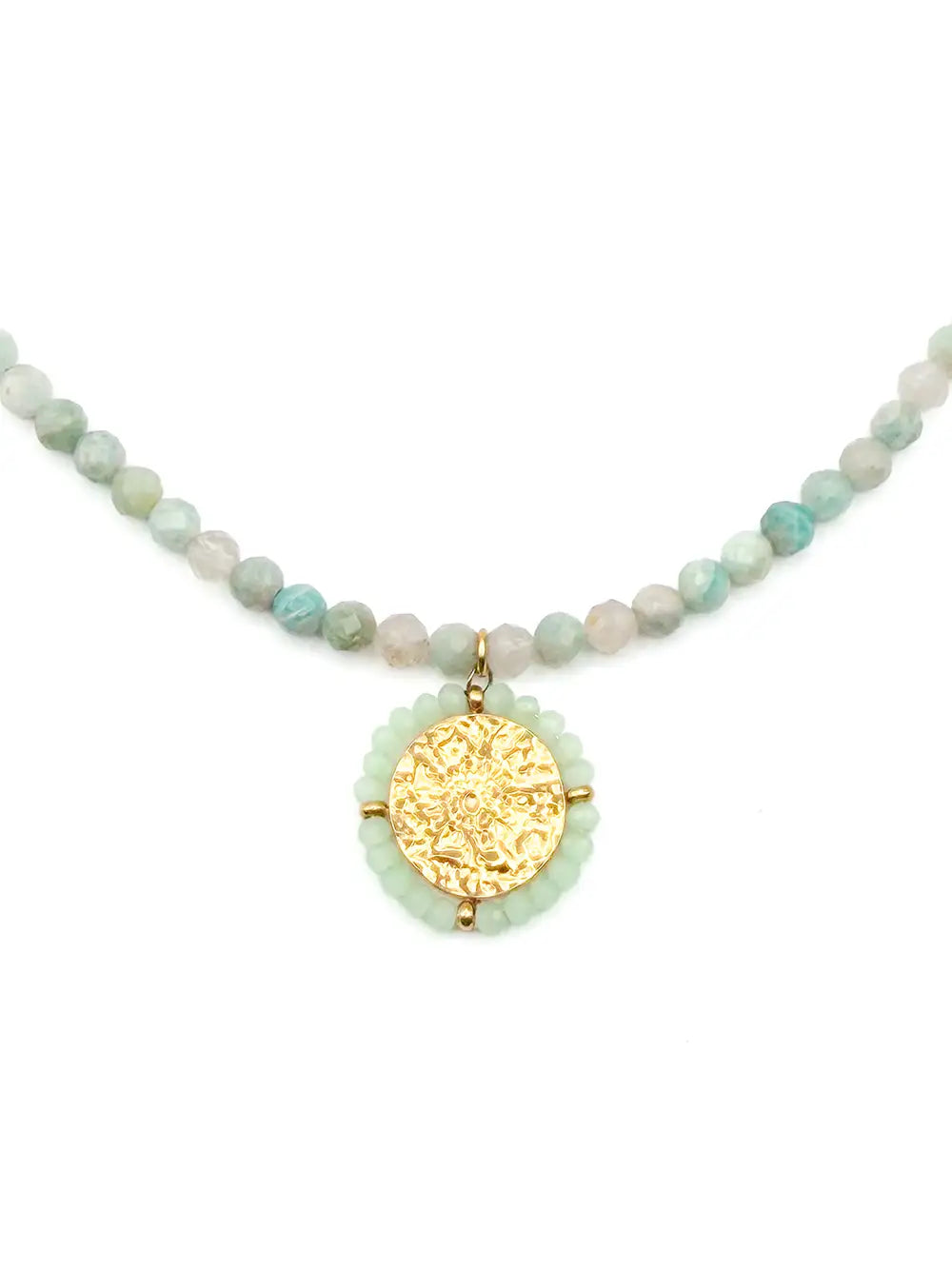 détail pendentif rond martelé sur collier en perles naturelle amazonite turquoise