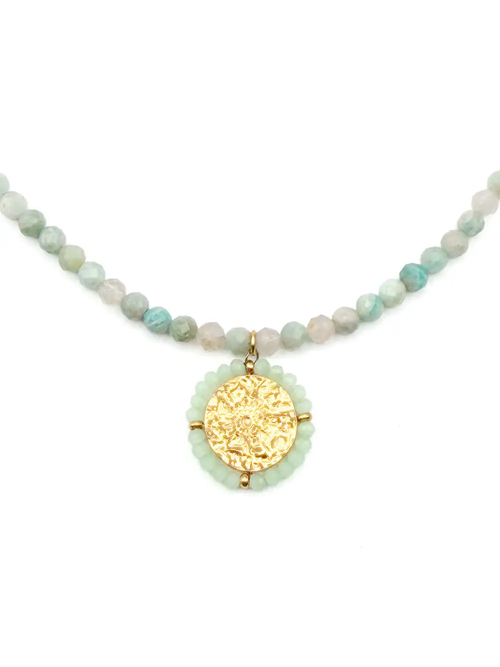 détail pendentif rond martelé sur collier en perles naturelle amazonite turquoise