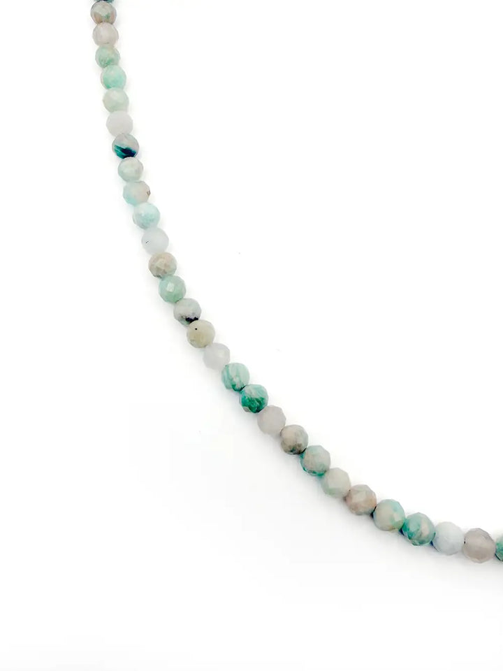détail collier en perles d&