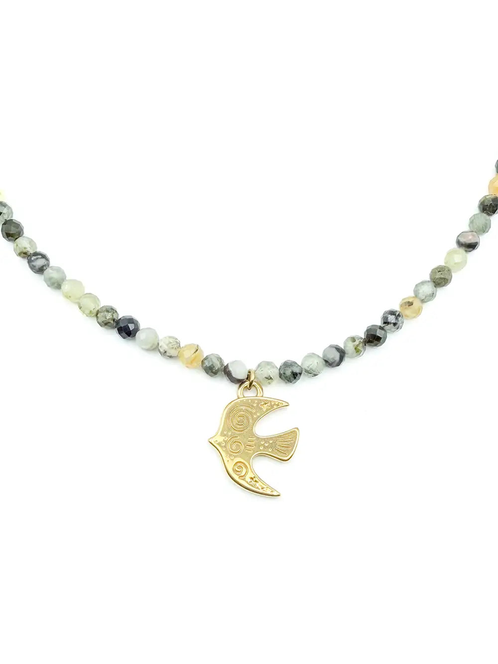 détail pendentif oiseau doré sur collier en perles d&