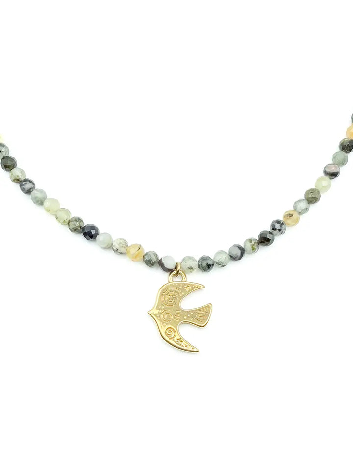 détail pendentif oiseau doré sur collier en perles d&