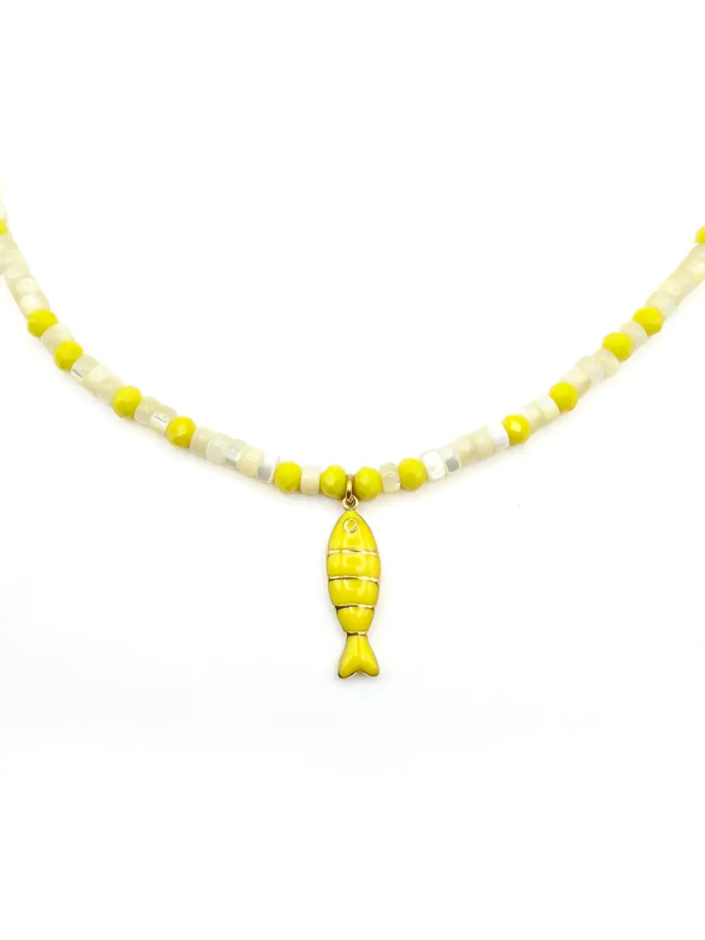 détail pendentif poisson sur collier perles jaunes et nacrées