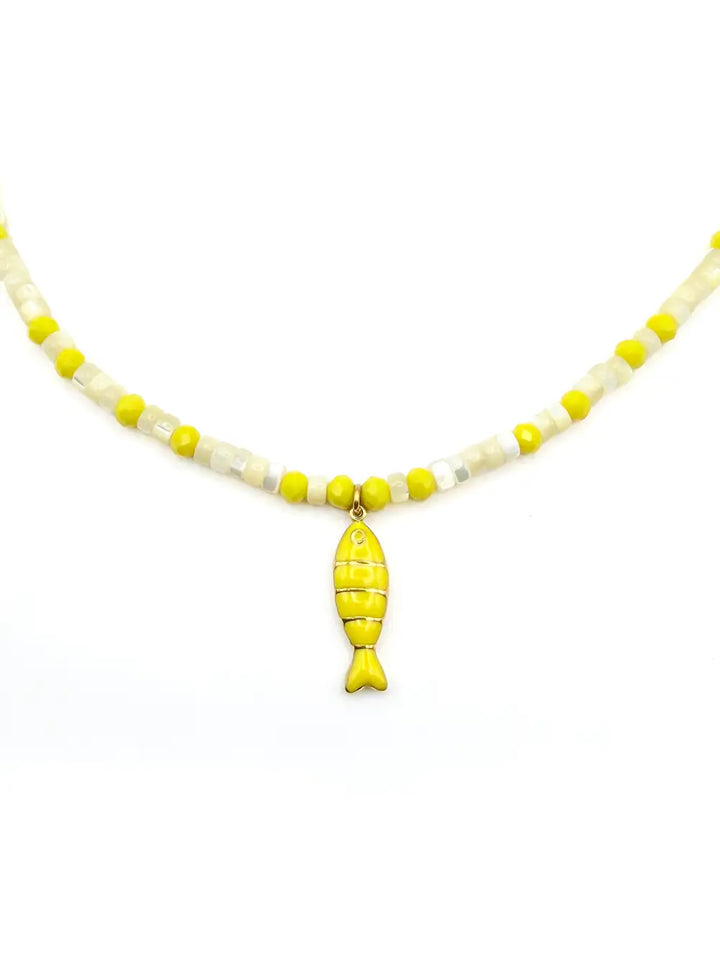 détail pendentif poisson sur collier perles jaunes et nacrées