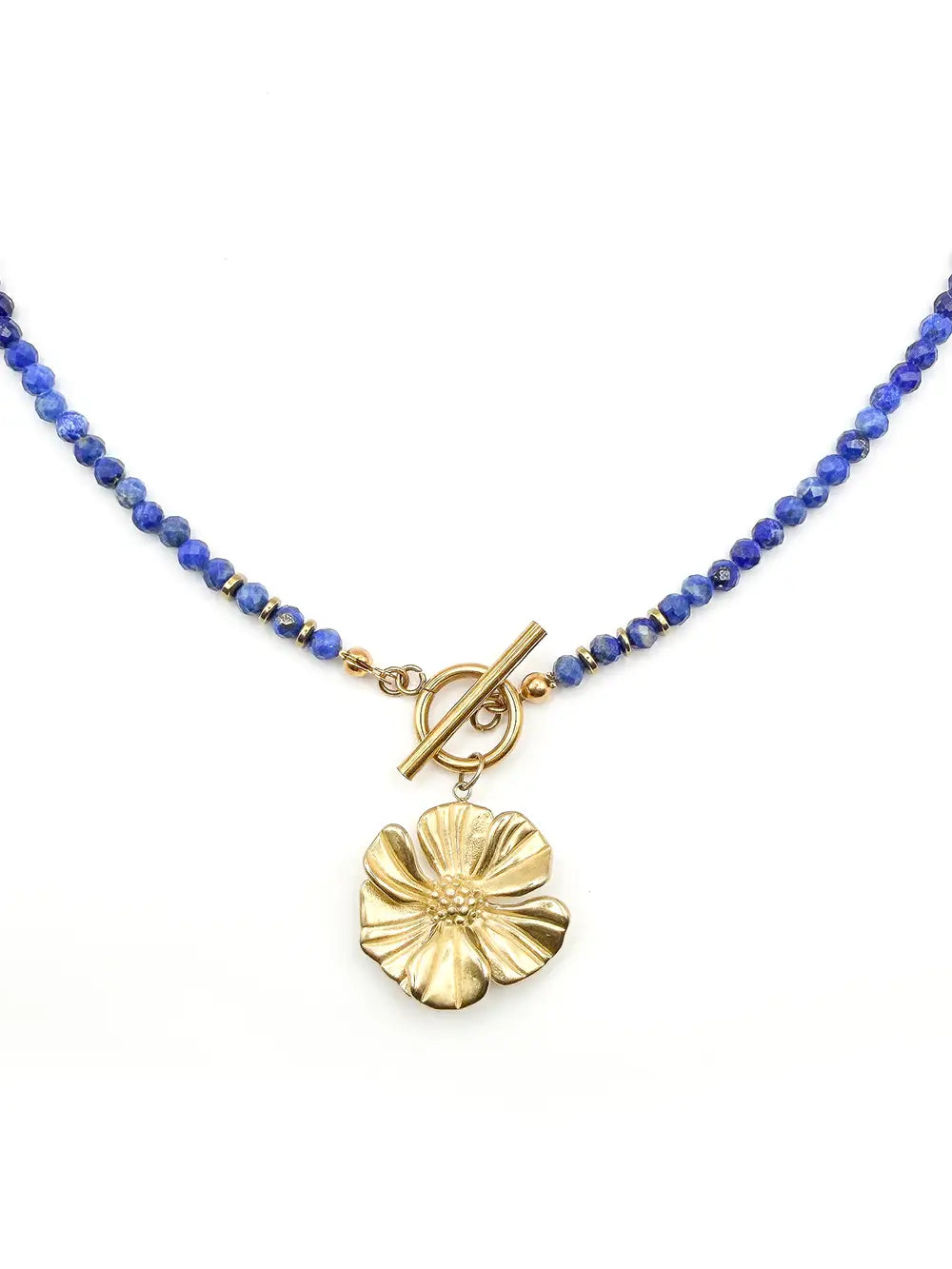 détail fermoir toggle doré avec pendentif fleur sur collier lapis-lazuli