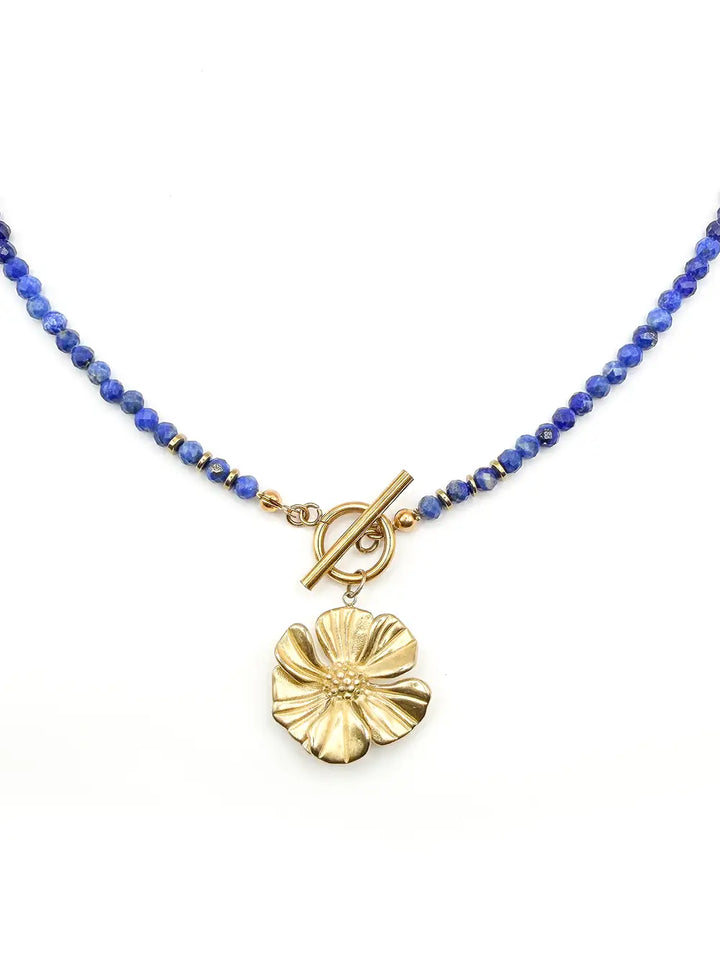 détail fermoir toggle doré avec pendentif fleur sur collier lapis-lazuli