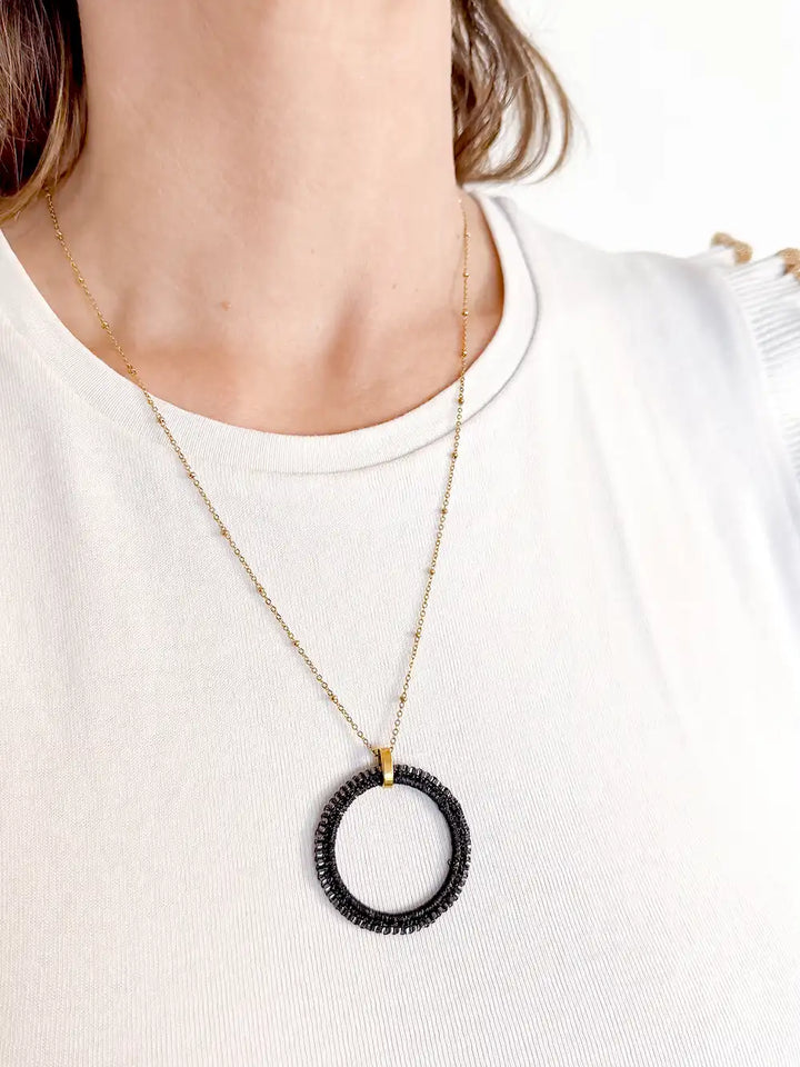 Collier Originale Yuza en acier inoxydable avec perles brodées de couleur noires