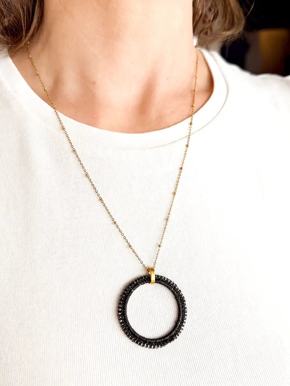 Collier fait main Originale Yuza avec broderie de petites perles noires