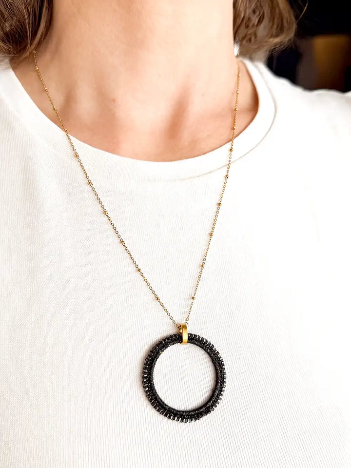 Collier fait main Originale Yuza avec broderie de petites perles noires