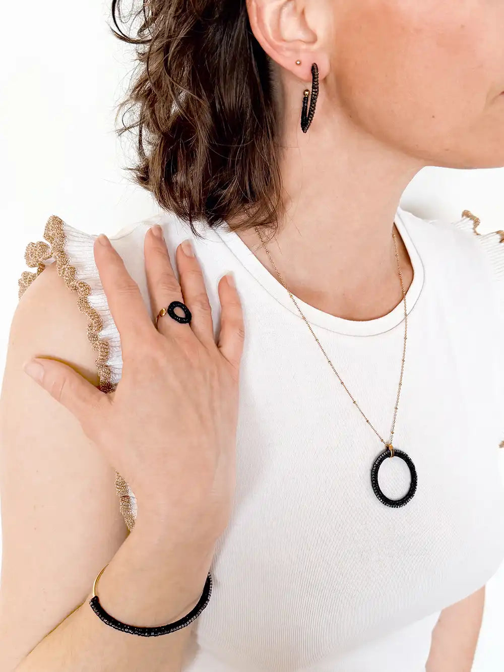 Parure de bijoux fait main et brodées de perles noires Viva Yuza