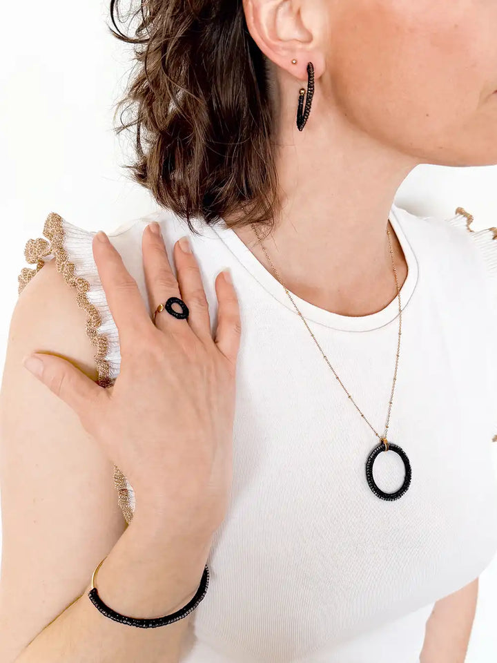 Parure de bijoux fait main et brodées de perles noires Viva Yuza