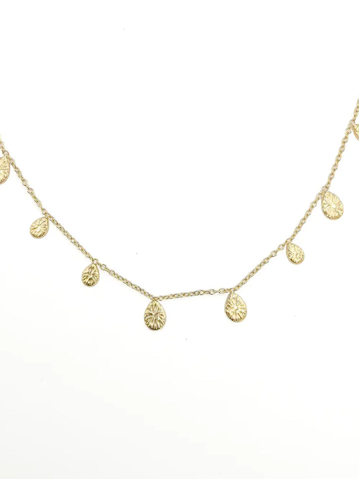 Collier chaîne fine dorée avec pampilles gouttes