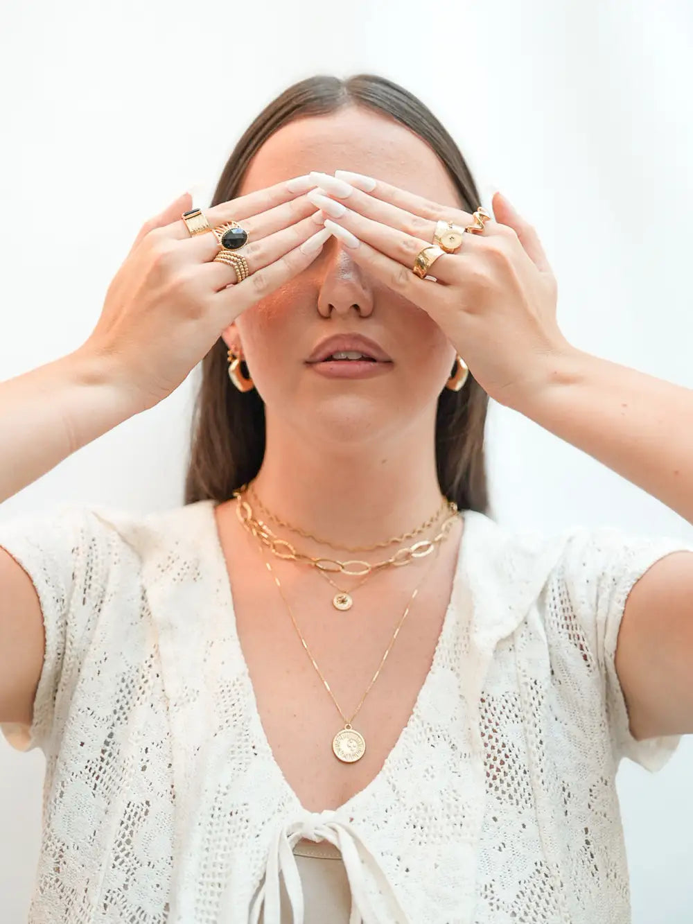 femme portant une collection de bijoux dorées en  accumulation en acier inoxydable de qualité de la marque Viva Yuza