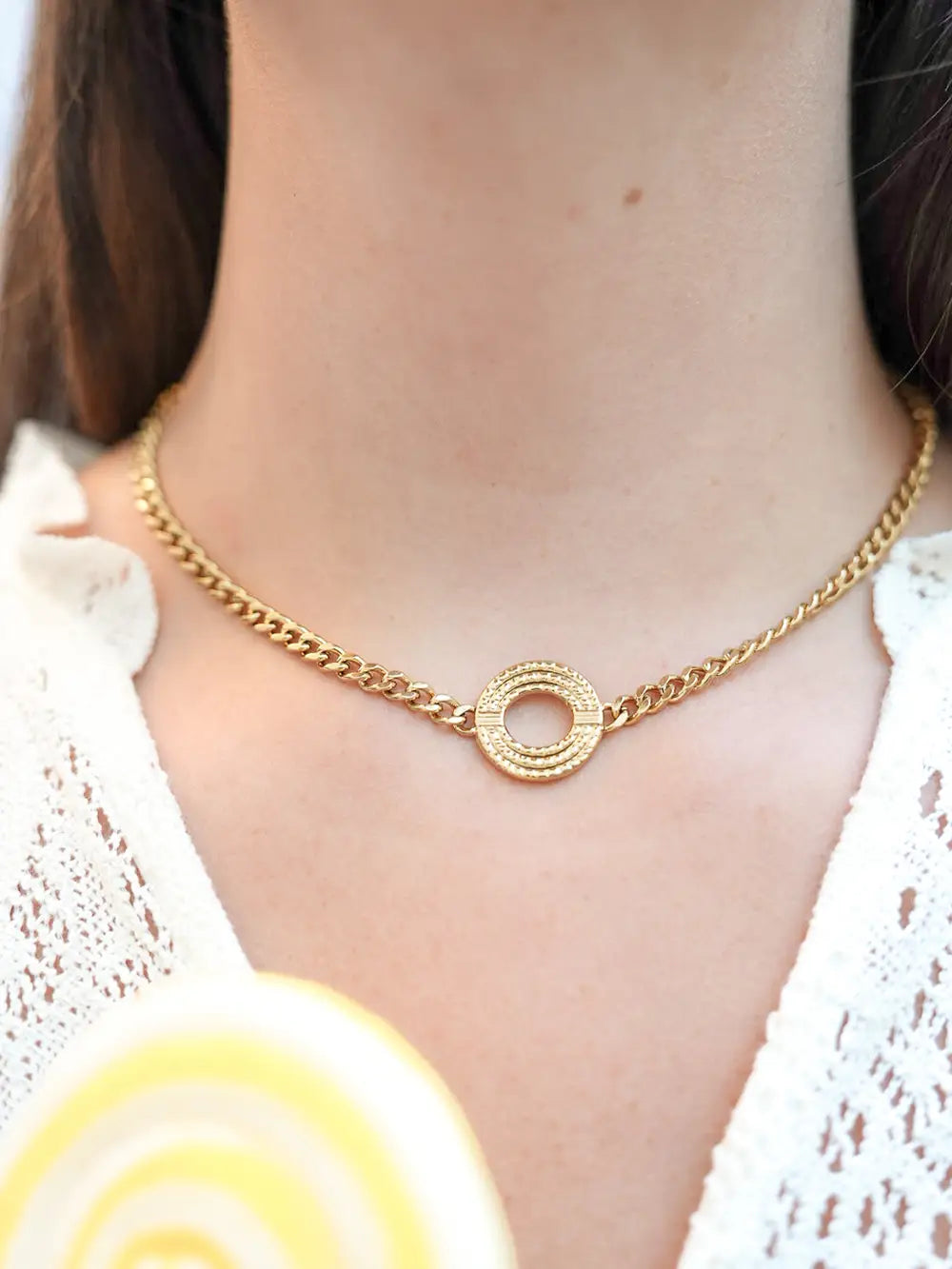 Collier ras-de-cou grosse maille doré avec cercle strié